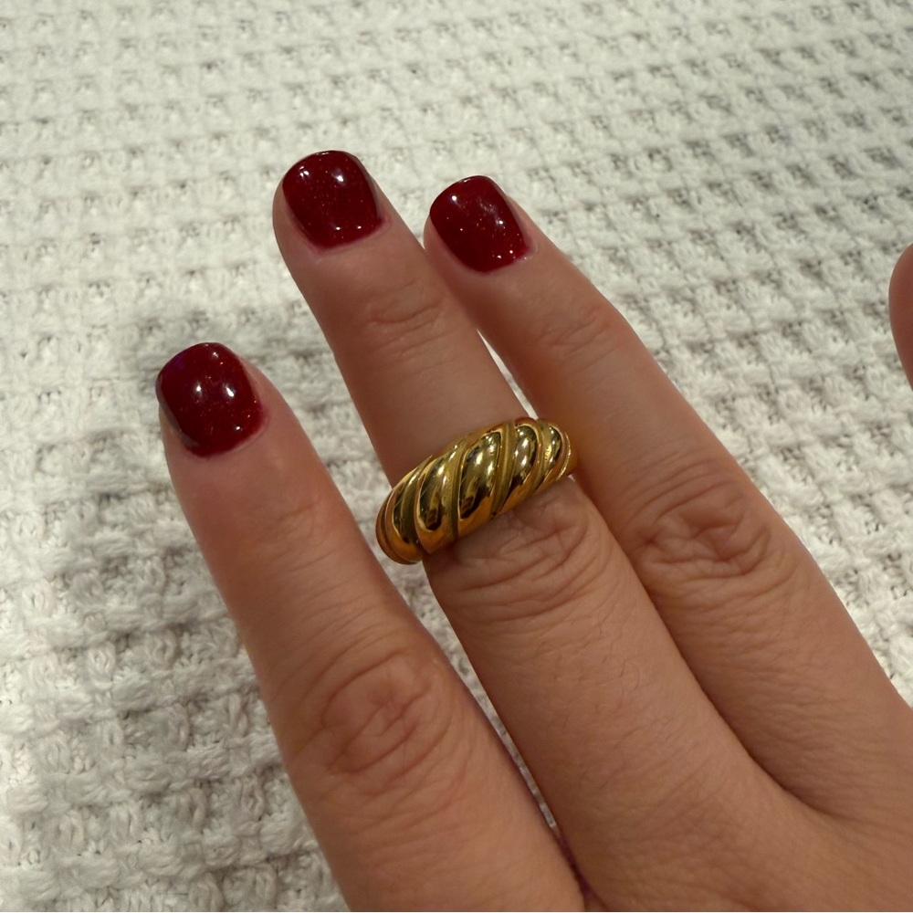 Elegant Gold-Tone Women's Ring